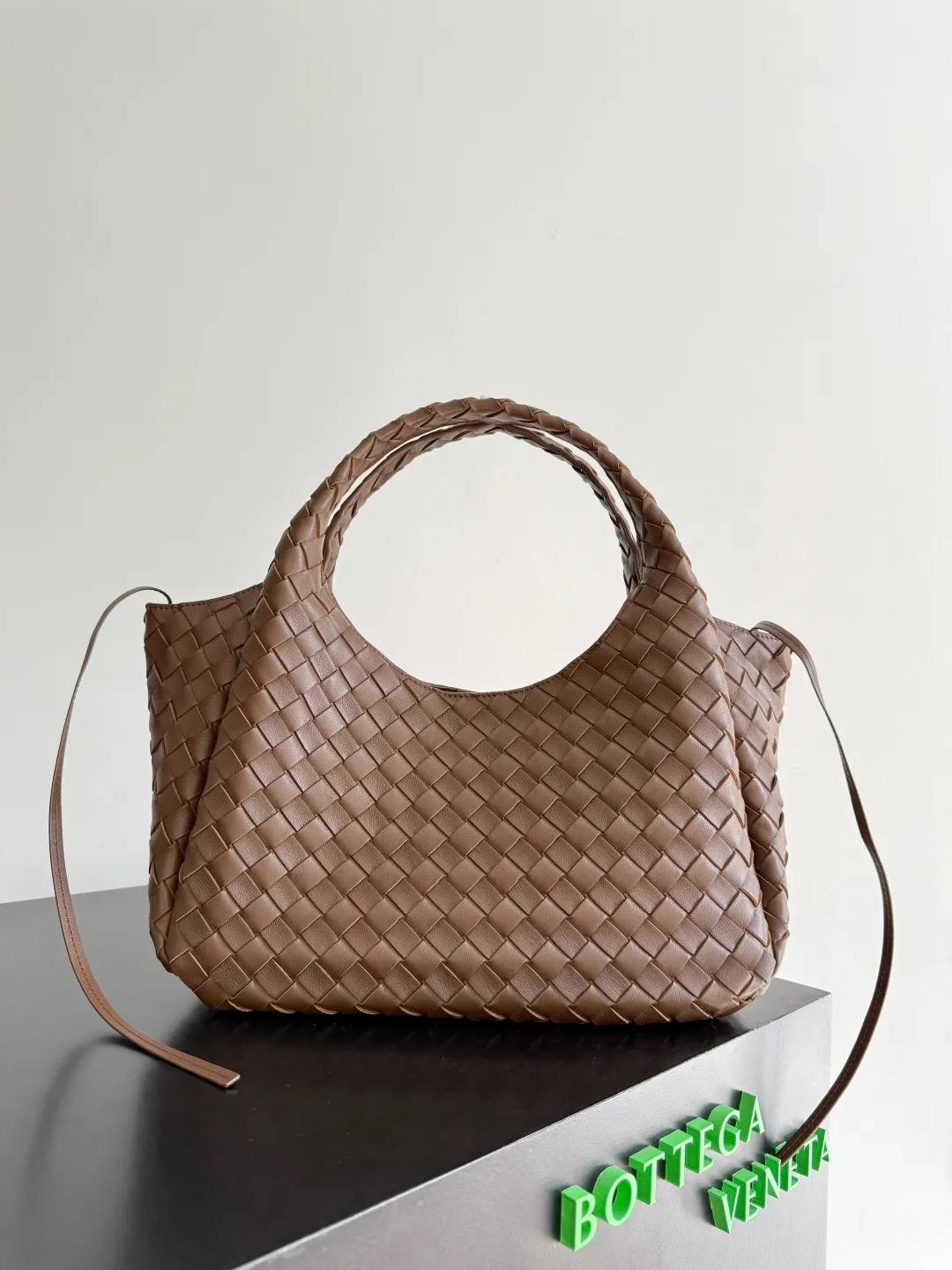 Batch 2160 new products are coming! BOTTEGA VENETA Bottega Veneta's 2025 new Campana shoulder bag is on the market~ First of all, I would like to praise the weight of this bag. As a not too small bag, it is very light for daily use. For people like me who need to carry a lot of belongings when going out, this advantage is great, and it greatly reduces the burden of traveling. 🛍️The shape is a bit like a combination of parachute and jodie. The blunt triangle shape is cute and honest. Carrying it on your back when going shopping is a good mood accelerator. The handles and body of the bag are both classic weaves. A tie is added to the original open design. If it is not tied up, the bag will look like a small vegetable basket when carried. Style number: 844249 Size: 33*20*16.5cm
